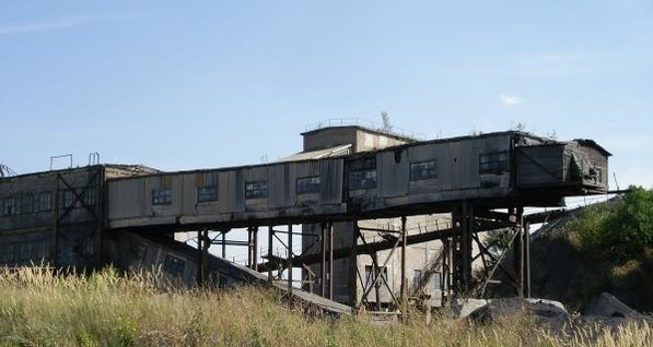 В Луганской области загорелась шахта, огонь тушат 65 спасателей