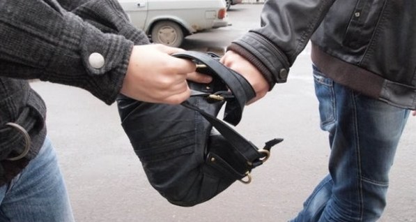 В Киеве у мужчины из рук выхватили сумку с двумя миллионами гривен