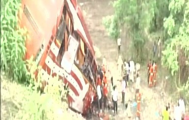В Индии пассажирский автобус упал в пропасть