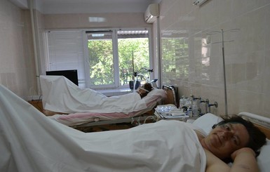 В Днепре врачи спасают попавших в ДТП черкасских волонтеров