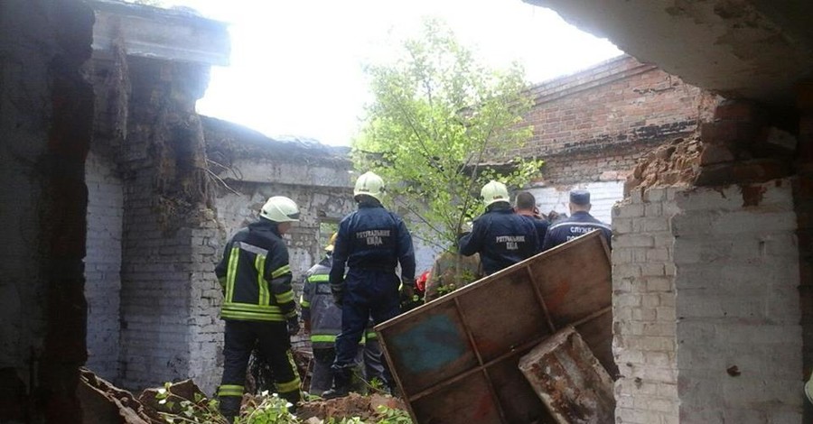 В Киеве на подростка упала бетонная плита