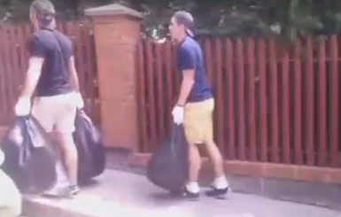 Львовяне сносят мусор к дому Садового