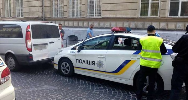 В Киеве пьяная компания избила патрульного 