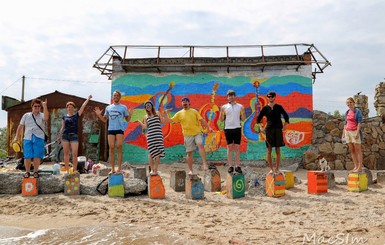 Бердянские активисты украсили пляж контрабасами