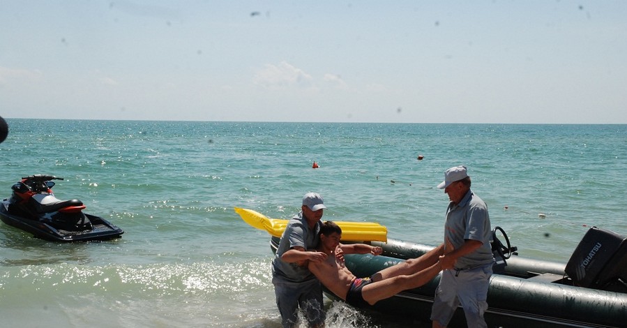 Отдыхающих на Азовском море охраняют и в воде, и на земле