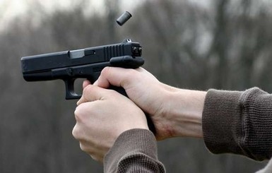 Во Львове полицейский, чтобы не платить, угрожал таксисту пистолетом