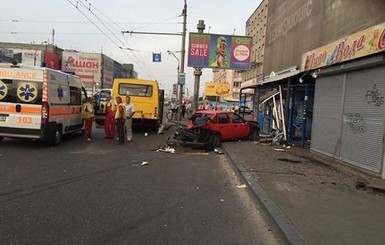 В Киеве машина протаранила остановку, на которой стояли люди