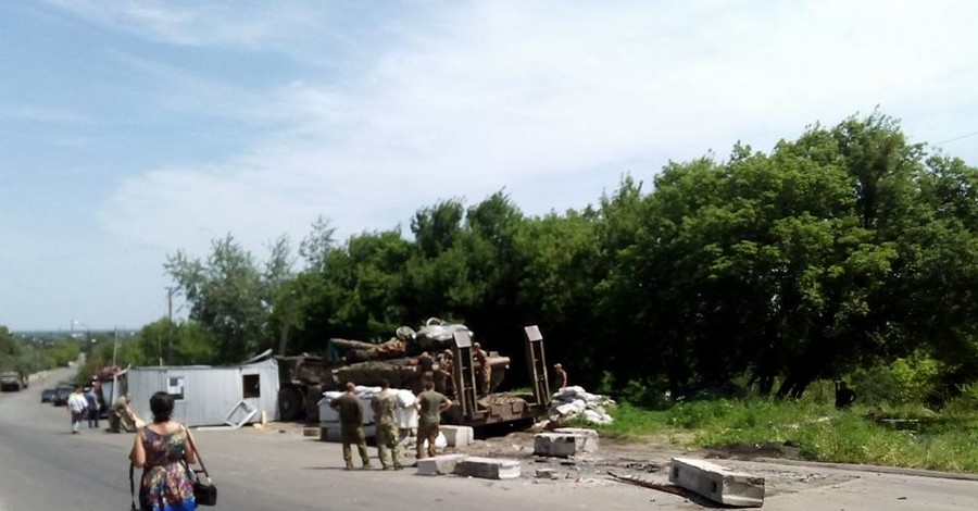 В Лисичанске тягач с танком протаранил блокпост ВСУ