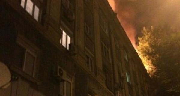 В центре Днепра из горящей пятиэтажки эвакуировали полторы сотни жильцов