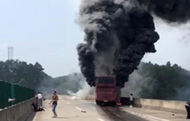 В Китае сгорел автобус с туристами, погибли 30 человек