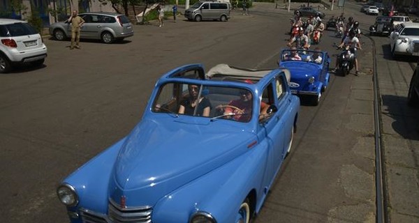 По центру Киева проехались элитные раритетные авто