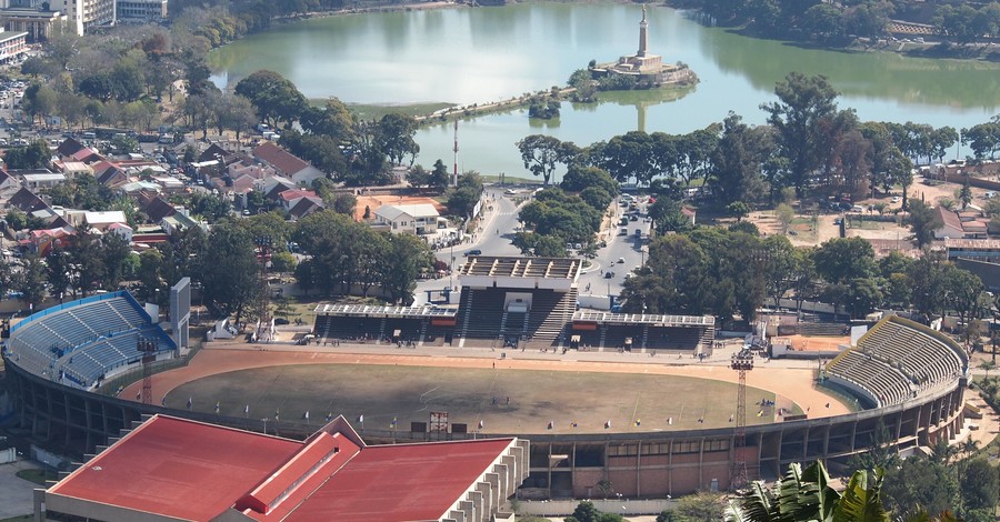 На Мадагаскаре неизвестный бросил в людей на стадионе гранату