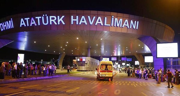 Серия взрывов в Стамбуле: в аэропорту Ататюрка погибли 28 человек