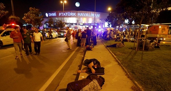 Премьер Турции рассказал подробности нападения на аэропорт Стамбула