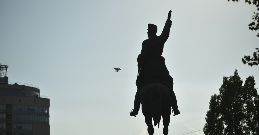 В Киеве памятник Щорсу от сноса охраняют несколько сотен спецназовцев