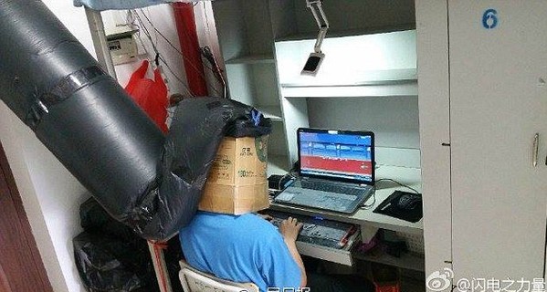 Китаец спасается от курящих соседей с помощью вентиляционной трубы на голове