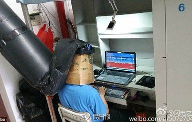 Китаец спасается от курящих соседей с помощью вентиляционной трубы на голове