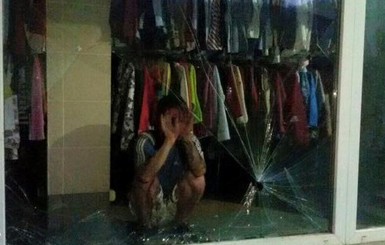 В Киеве грабитель прятался от полиции в витрине магазина