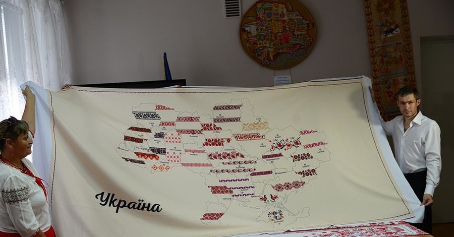 Запорожские мастерицы вышивают карту-оберег Украины