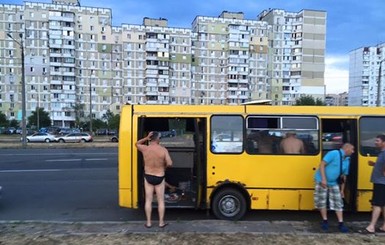 В Киеве устроили обнаженный пикник в маршрутке