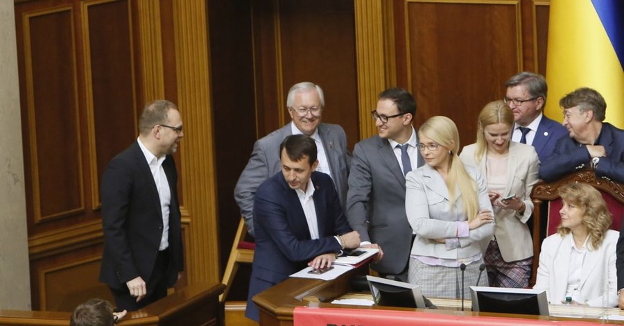 Тимошенко заблокировала трибуну и президию из-за повышения тарифов