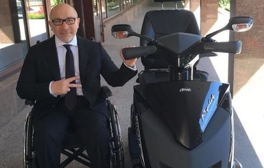Кернес пересел из инвалидной коляски на скутер