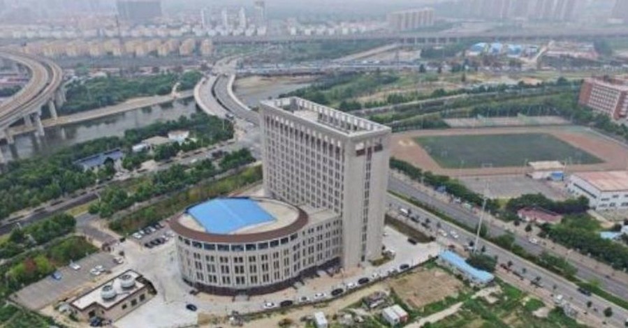 Новый университет в Китае сравнили с огромным унитазом