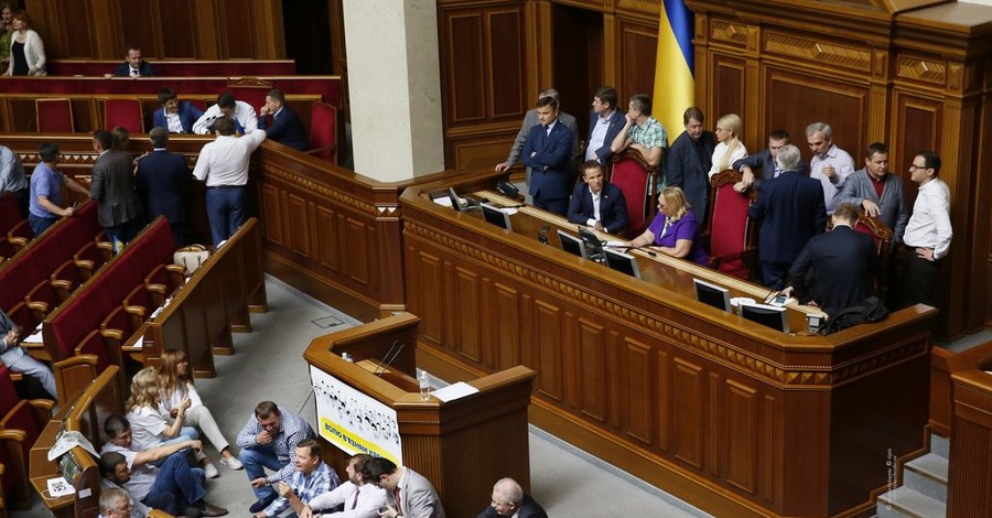 Президиум в Раде заблокировали: депутаты в пятницу работать не будут