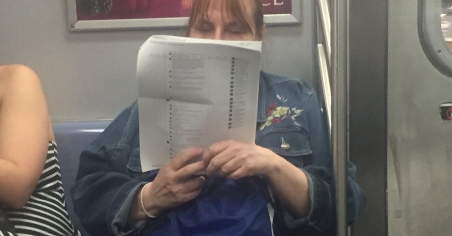 Американка распечатала комментарии Facebook, чтобы почитать в метро