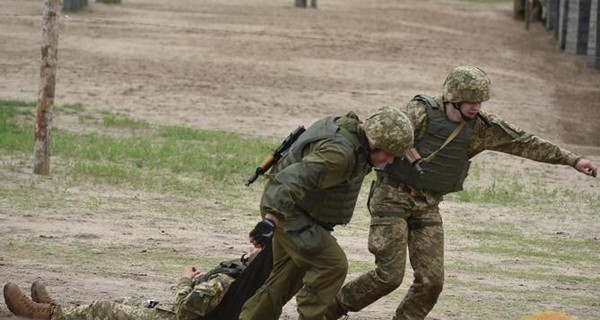 В Донбассе погиб украинский военный, еще шесть человек ранены