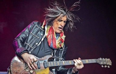 На концерте в США потерял сознание гитарист Aerosmith