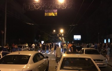 Харьковчане ночью перекрыли улицу, на которой произошло смертельное ДТП с участием патрульных