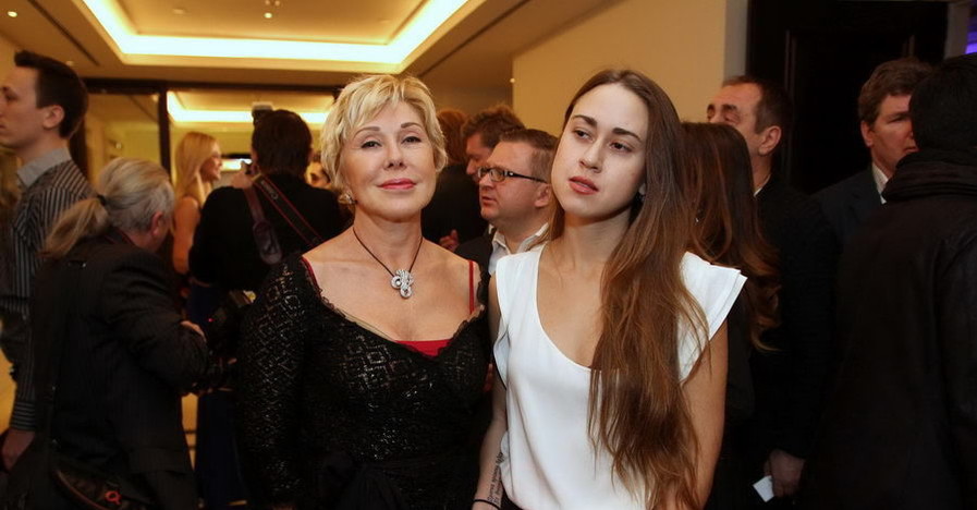 Любовь Успенская шокировала поклонников снимком поцелуя с дочерью 