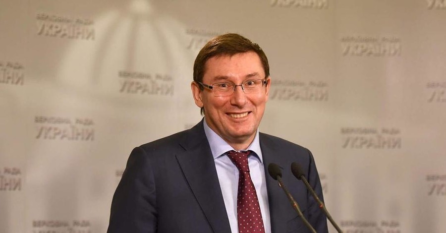 Луценко предлагает изымать у народных депутатов загранпаспорта