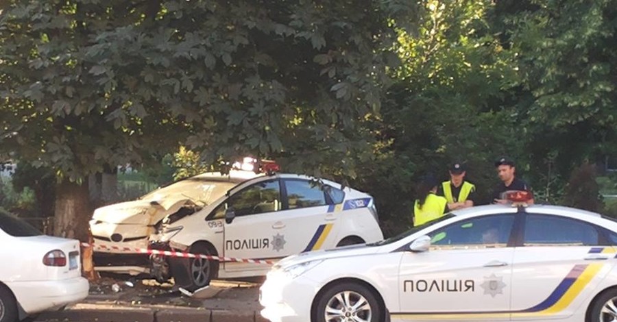 В Киеве патрульные врезались в дерево