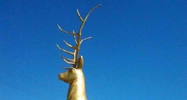 В Кирилловке многострадальному оленю сделали золотые антивандальные рога