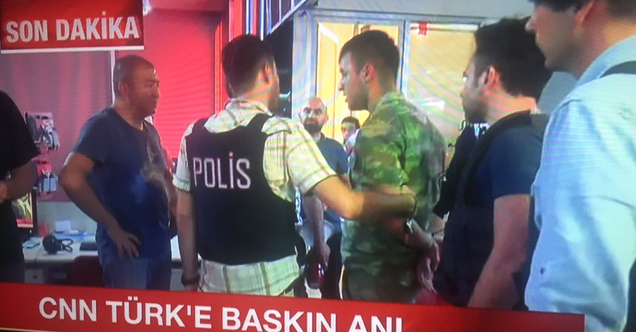 Власти Турции заявили об освобождении главы Генштаба и аресте более 1563 мятежников