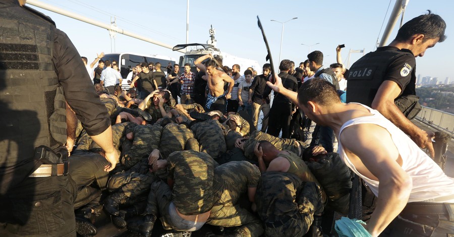 Турецкие солдаты приняли военный переворот за учения