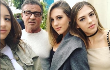 70-летний Сталлоне отдыхает с красавицами-дочерьми