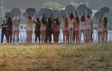 В США против Трампа протестовали более 100 голых женщин