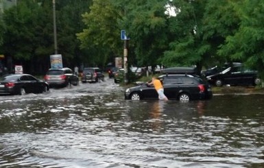 Центр Днепра затоплен, улицы превратились в реки 