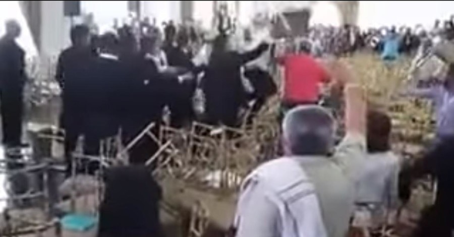 В Мексике учителя устроили массовую драку стульями
