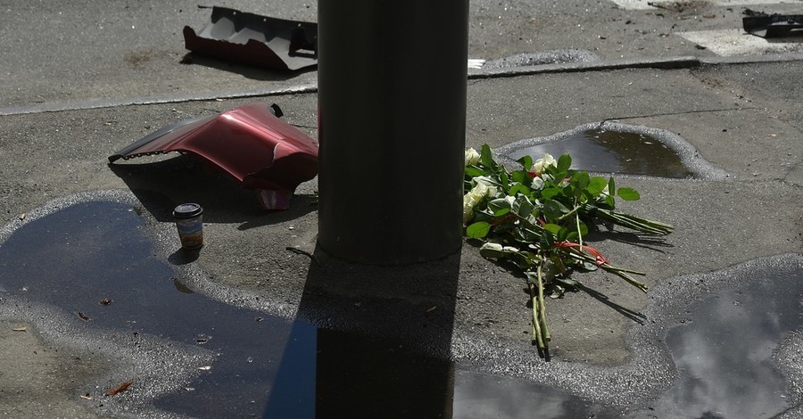 На место взрыва машины Шеремета несут цветы