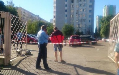 В Киеве на стоянку машин бросили боевую гранату