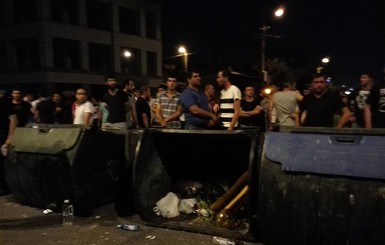 Под захваченным зданием в Ереване столкнулись полиция и протестующие