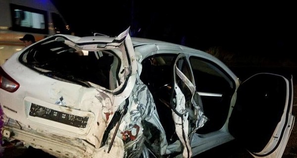 В Харькове трое пьяных полицейских во время бегства врезались в дерево