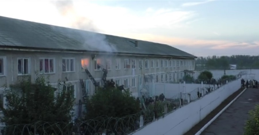 В Хакасии колонию, где спрятались заключенные, брали штурмом