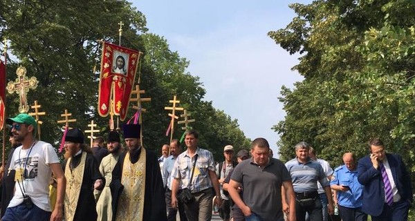 Антон Геращенко пошел во главе крестного хода 