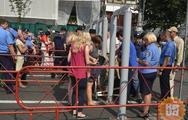 В Киеве у паломников изымают ножи и металлические трубы