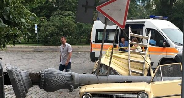 В Харькове поваленный ветром фонарь расплющил ВАЗ-